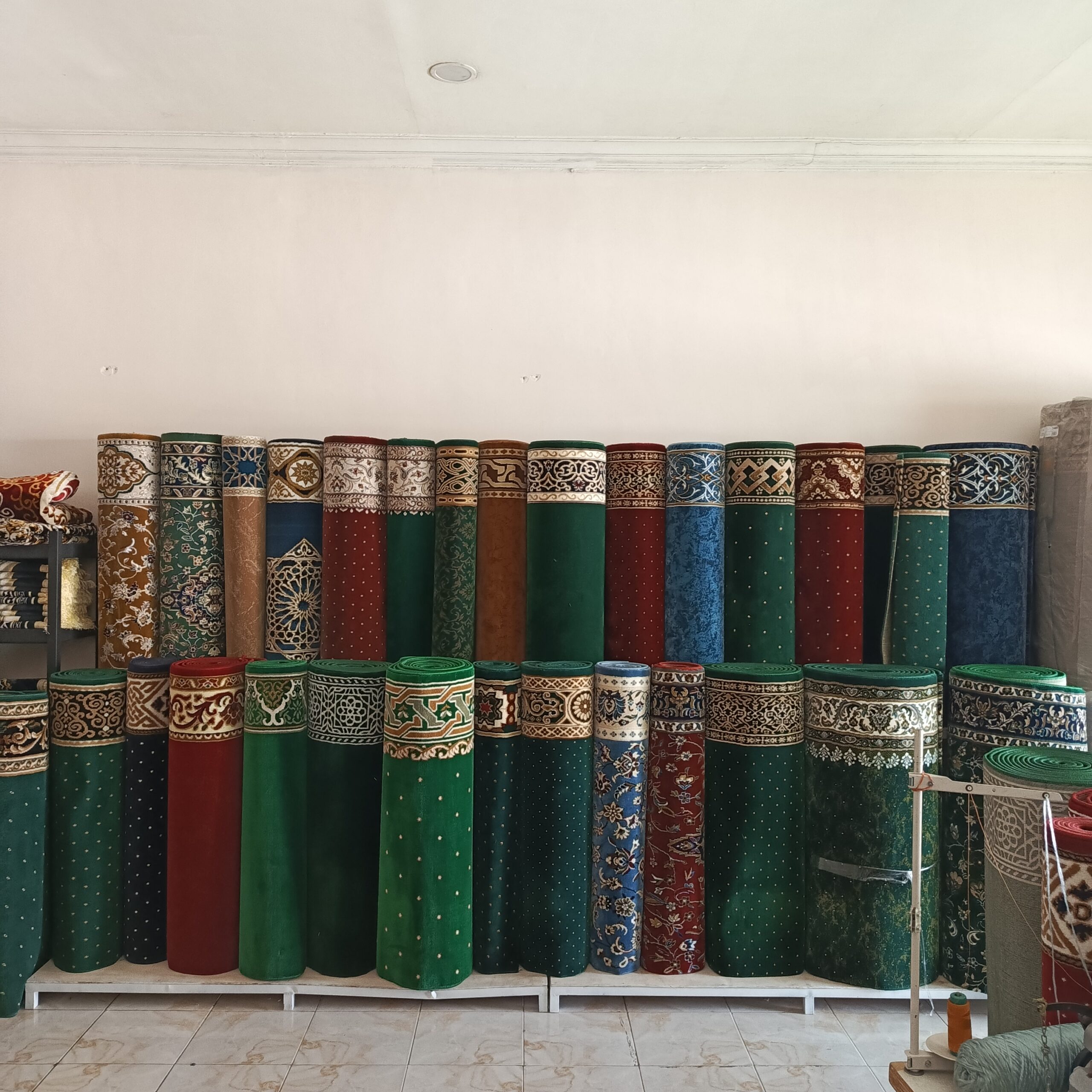 Toko Karpet Masjid Bojonegoro Syifa Karpet yang berlokasi di Jl. Gajah Mada No 31-32 1 IMG 20260619 122818 844 scaled