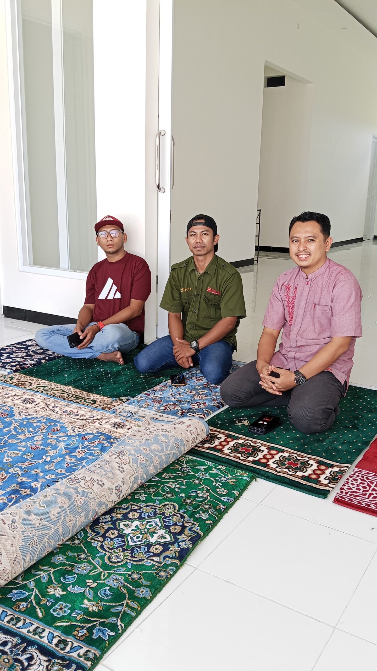 Proses survei lokasi oleh tim Syifa Karpet di Mushola Al Ihklas Bangkalan
