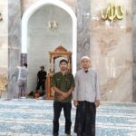 Pemasangan karpet motif roudhoh warna biru di Masjid Riyatul Jannah ALAMER Malang