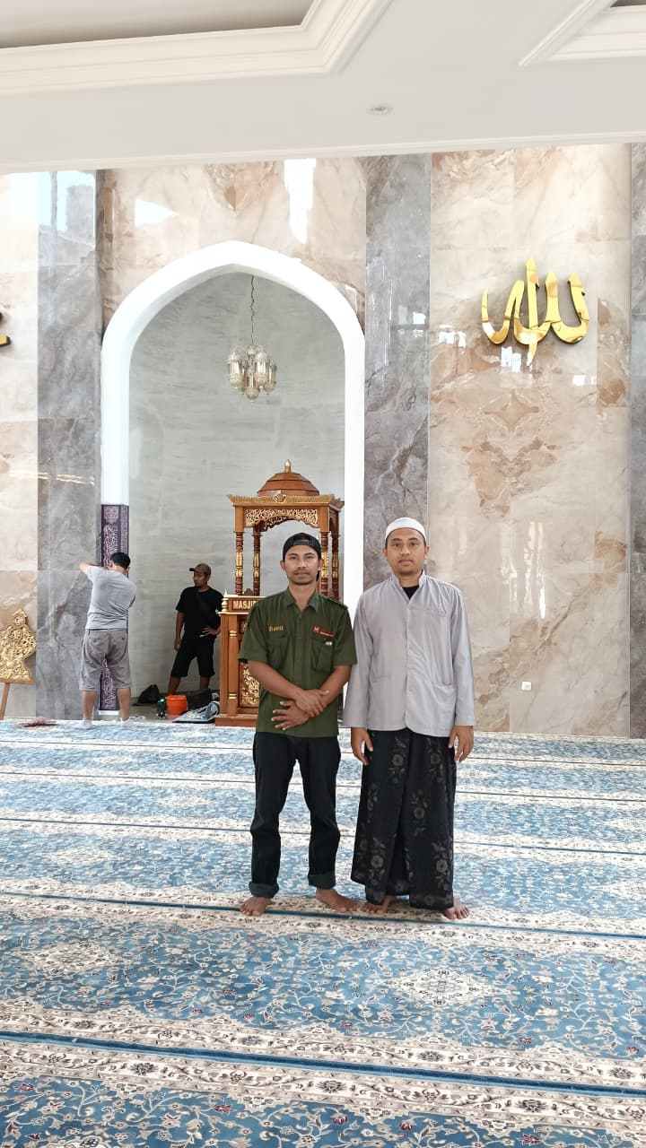 Pemasangan Karpet Masjid Riyatul Jannah ALAMER Malang 1 Pemasangan karpet motif roudhoh warna biru di Masjid Riyatul Jannah ALAMER Malang