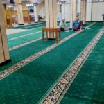 Pemasangan karpet warna hijau bintik di Masjid Nurul Yaqin Kedungpring Lamongan