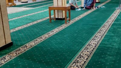 Proyek Pemasangan Karpet di Masjid Nurul Yaqin Kedungpring Lamongan 3 Pemasangan karpet warna hijau bintik di Masjid Nurul Yaqin Kedungpring Lamongan