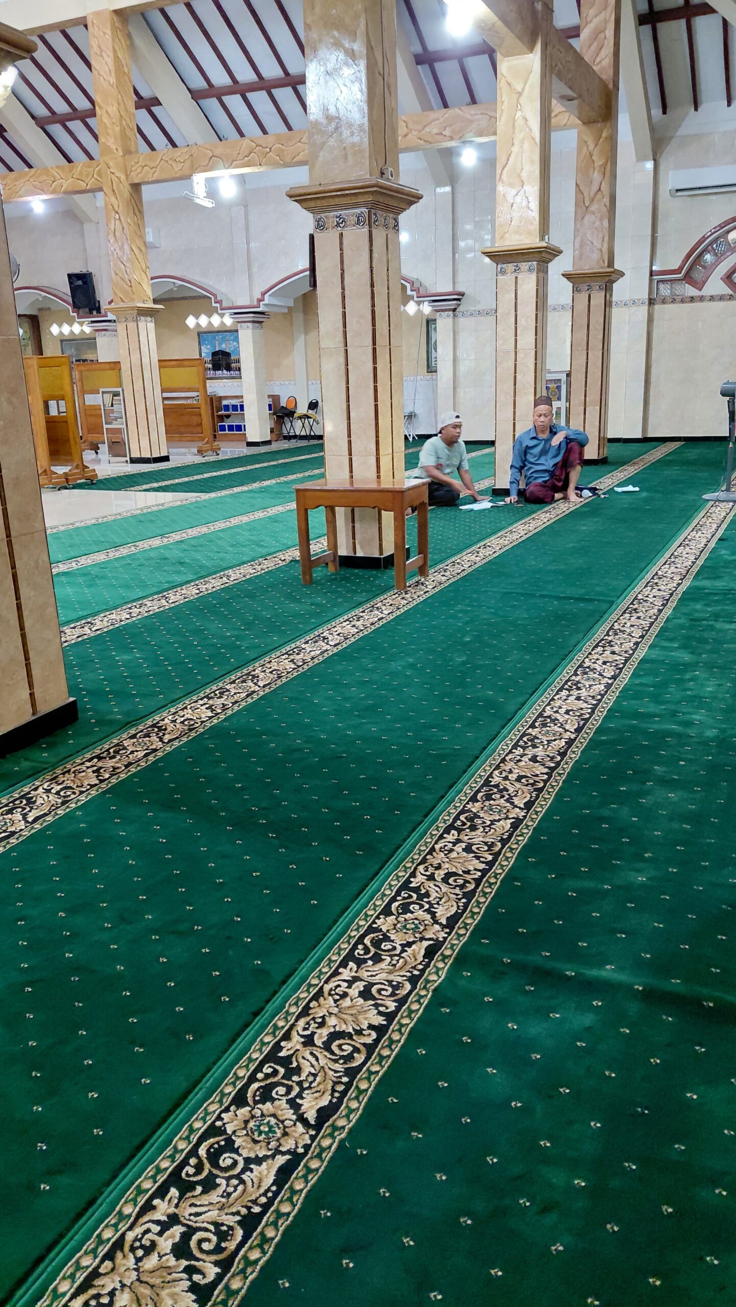 Pemasangan karpet masjid premium 16mm di Masjid Nurul Yaqin Kedungpring Lamongan