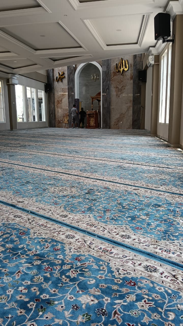 Pemasangan Karpet Masjid Riyatul Jannah ALAMER Malang 3 Pemasangan karpet motif roudhoh warna biru di Masjid Riyatul Jannah ALAMER Malang