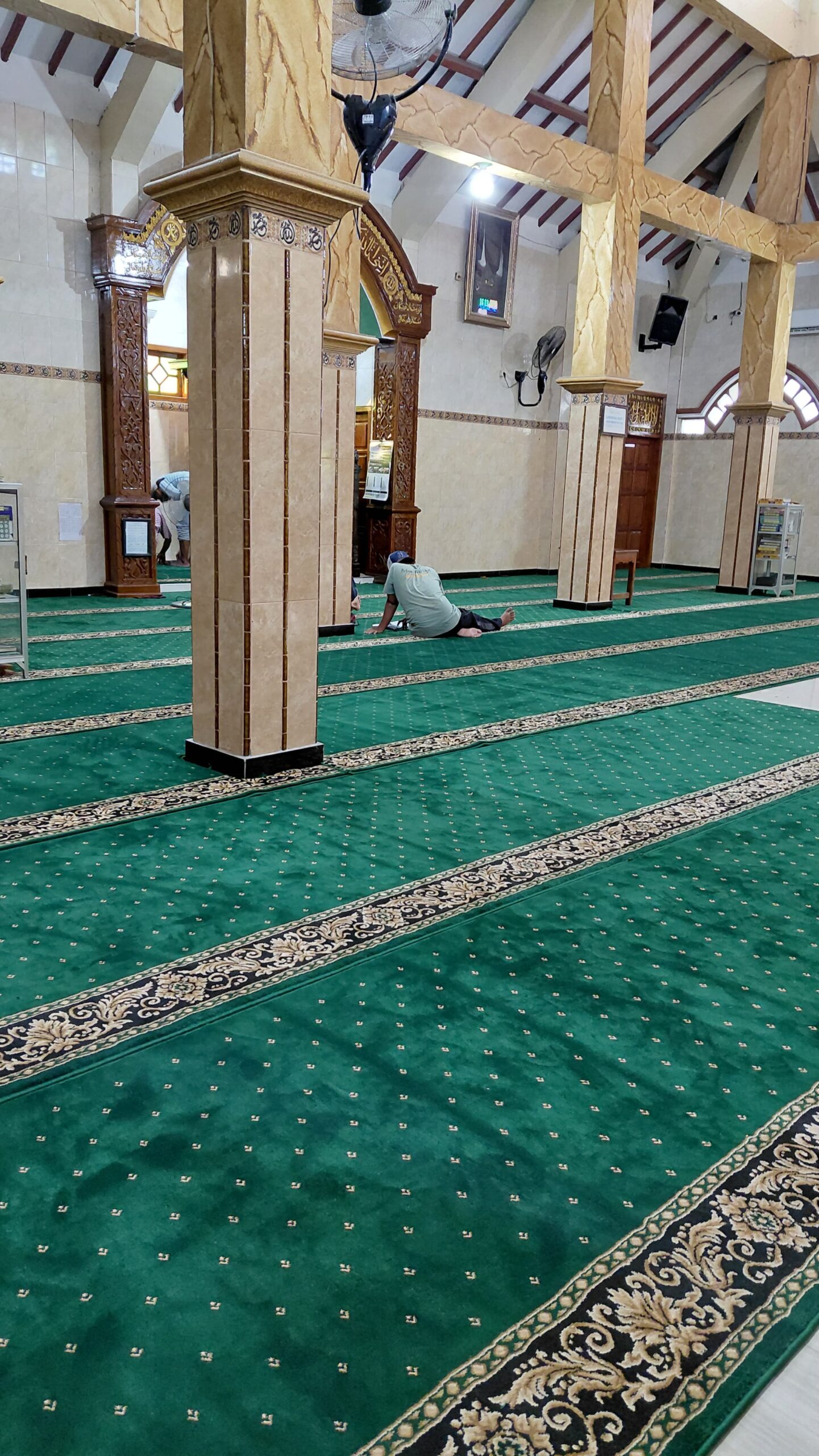 Pemasangan karpet masjid premium 16mm di Masjid Nurul Yaqin Kedungpring Lamongan